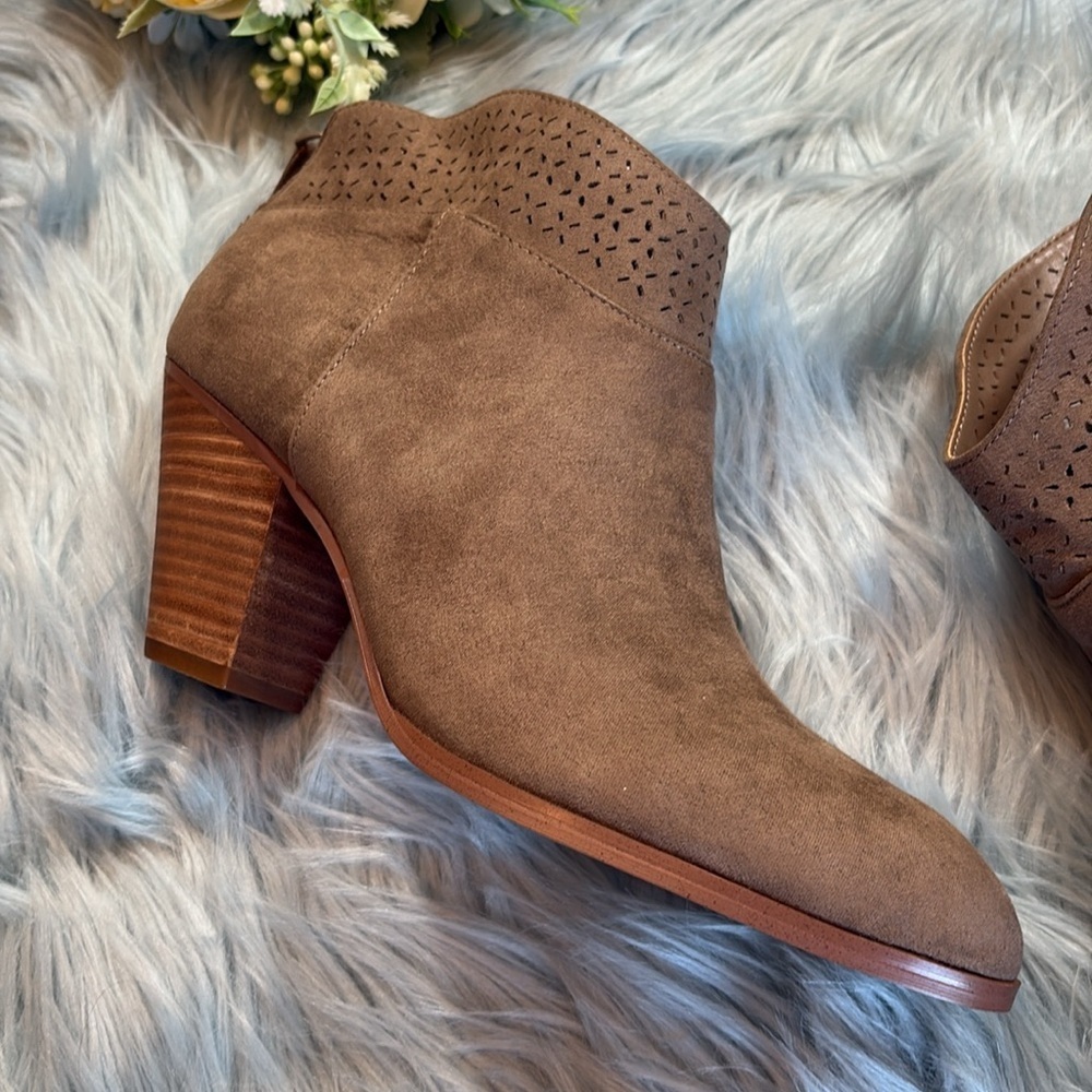 NWT Violet & Red Jackson Lazer Cut Topline Bootie Taupe - Picture 2 of 10
